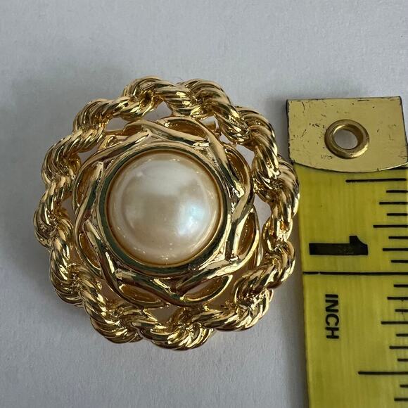 Vintage Domed Faux Pearl Gold Tone Vintage Classic Sophisticated Scarf Clip - Picture 4 of 6